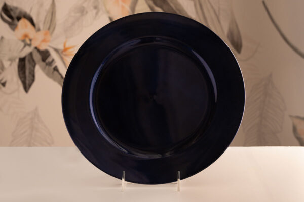 Cobalt blue Eventus Orlando charger plate.